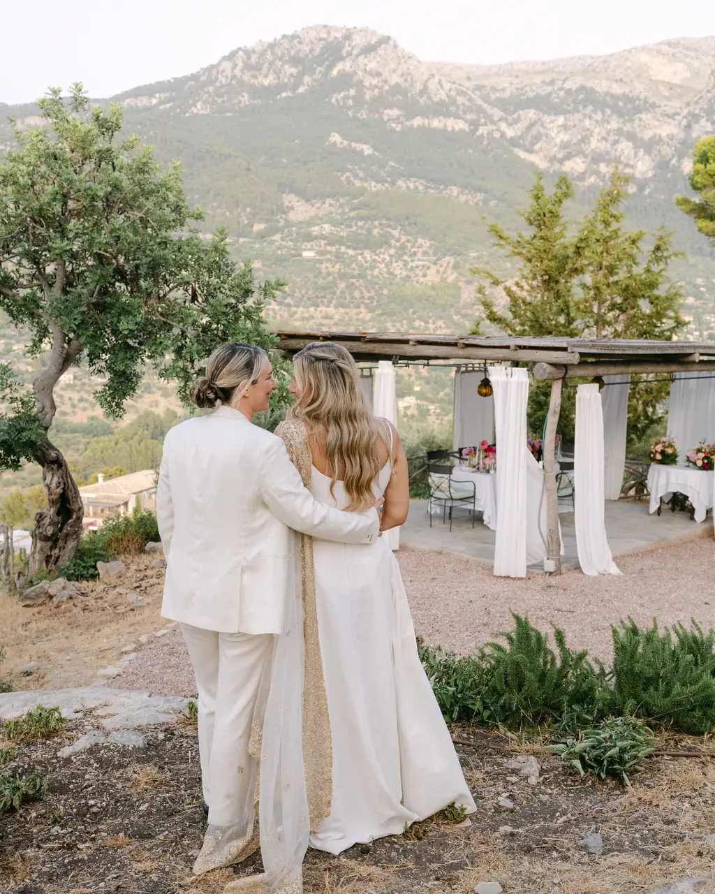 Las dos novias abrazadas frente a las montañas de la sierra de Tramuntana
