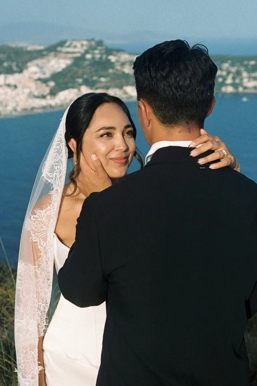 Novia de elopement con velo largo