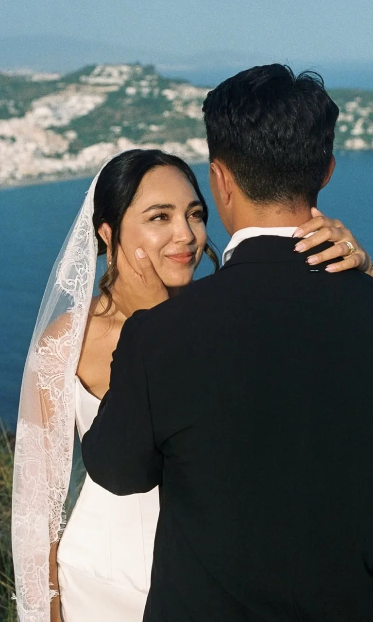 Novia de elopement con velo largo