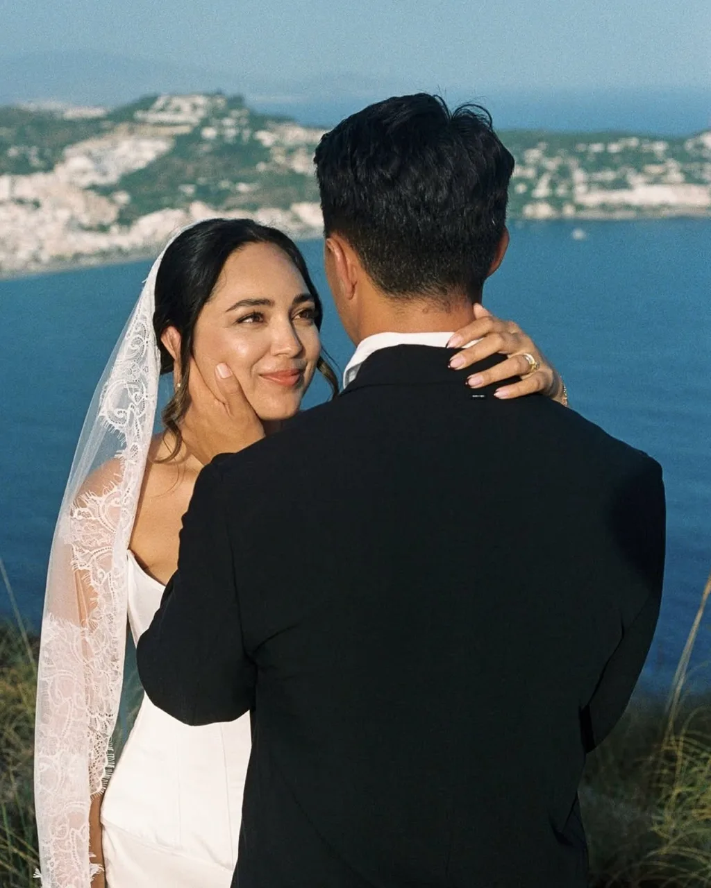 Novia de elopement con velo largo