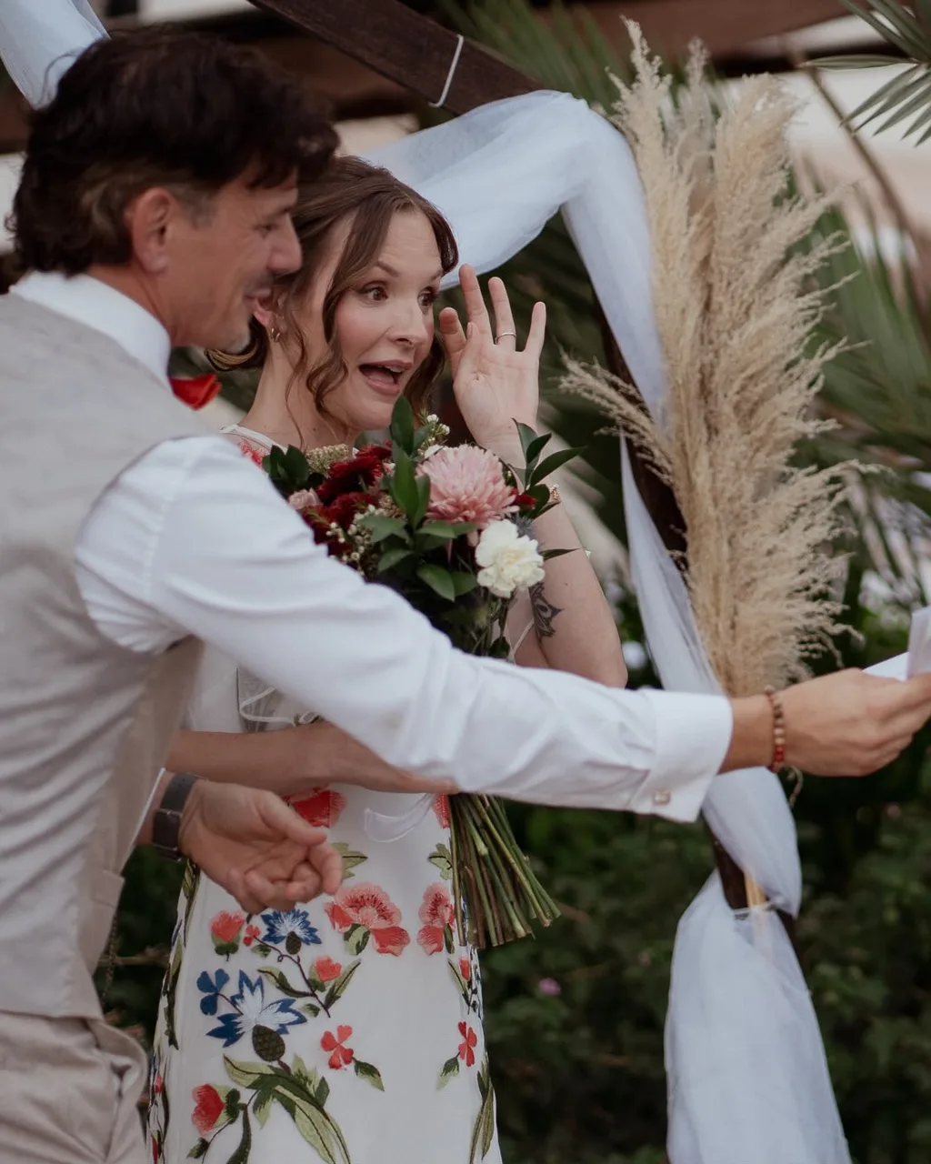 Novia riendo en una ceremonia civil