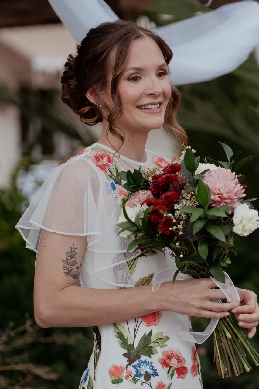Novia con vestido de flores de colores
