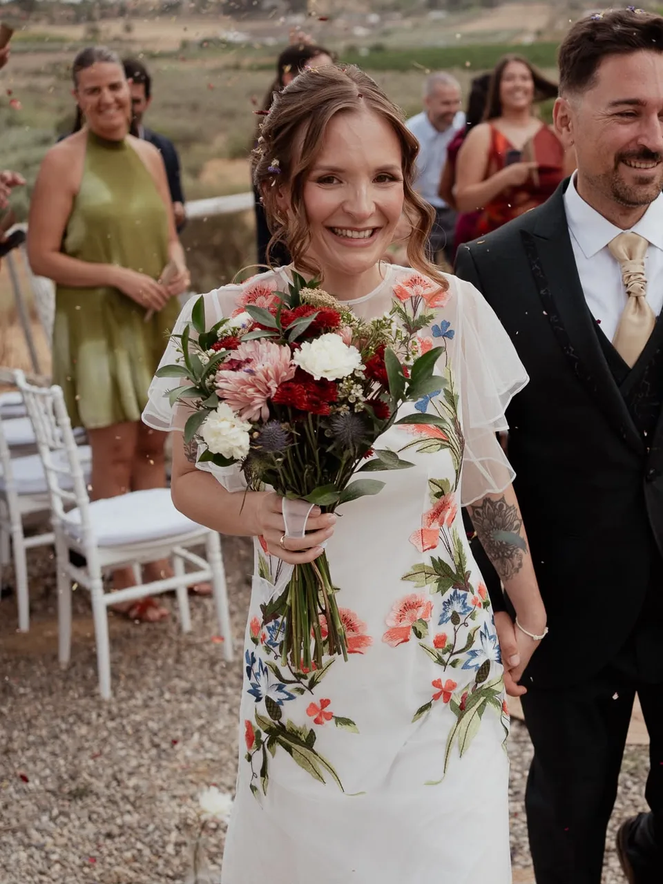 Salida de los novios en una boda sencilla en el campo