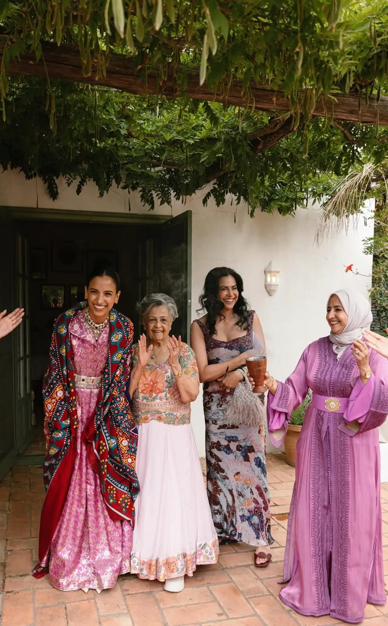 Women of Hanadi's family on the terrace, with waves and, for her grandmother, a classic blow-dry