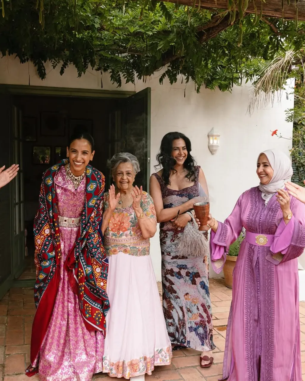 Mujeres de la familia de la novia, peinadas, en la terraza de Torre de Tramores, Benahavís
