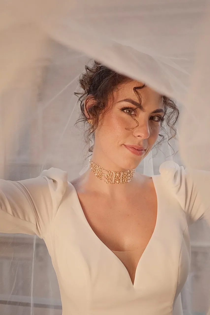 Peinado de novia griego con velo