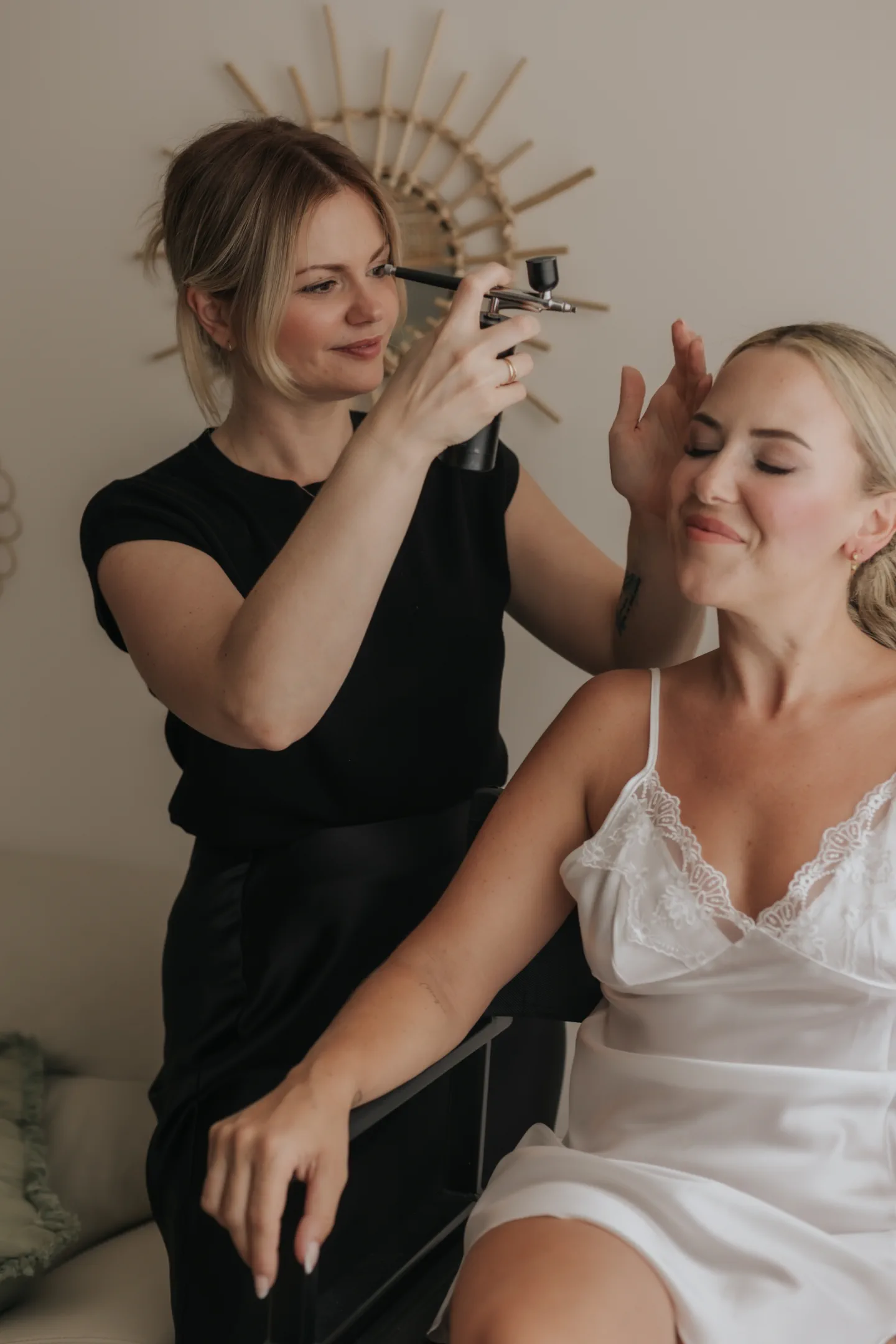 Verónica López Wallis doing a bride’s makeup with an airbrush